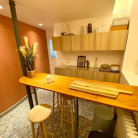 Apartament Typical Parisian 2 Bedroom Perfectly Located Paryż