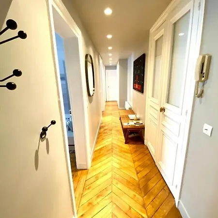 Typical Parisian 2 Bedroom Perfectly Located Apartament Paryż